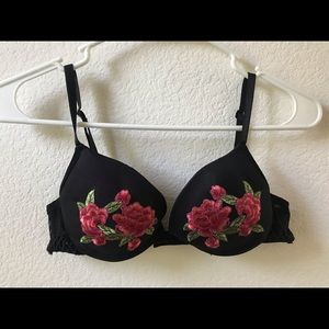 Rose embroidered sexy push-up bra.